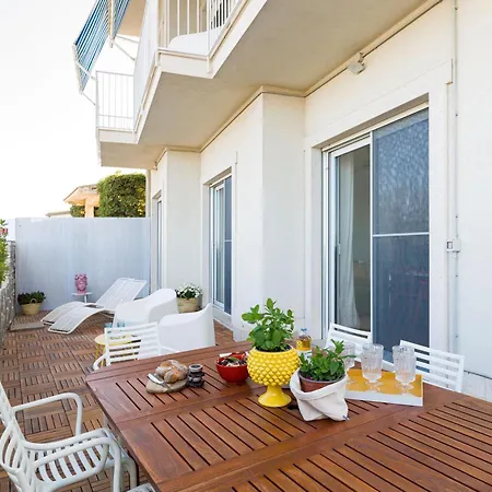 Harbor Apartment *